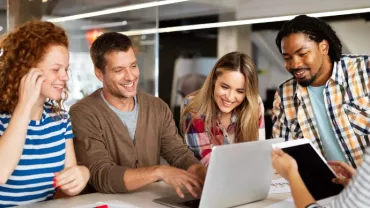 equipo de trabajo feliz y sonriente