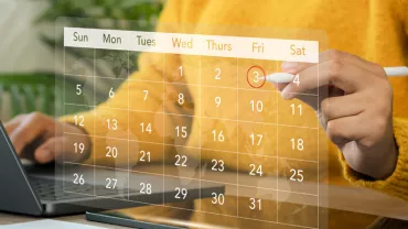 mujer marcando un día festivo en un calendario laboral virtual