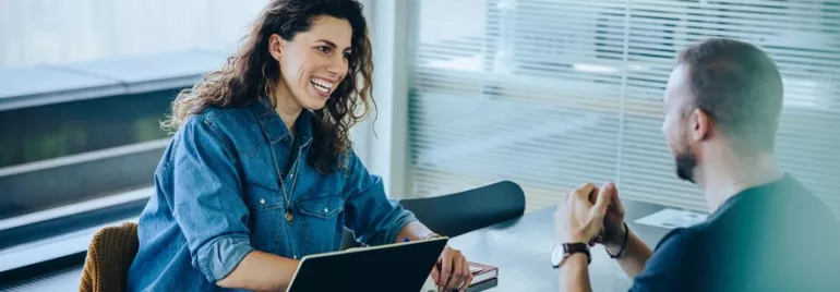 Dos personas durante una entrevista de trabajo.