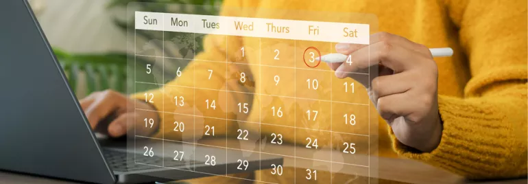 mujer marcando un día festivo en un calendario laboral virtual