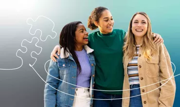 Tres personas sonrientes abrazadas sobre fondo degradado.